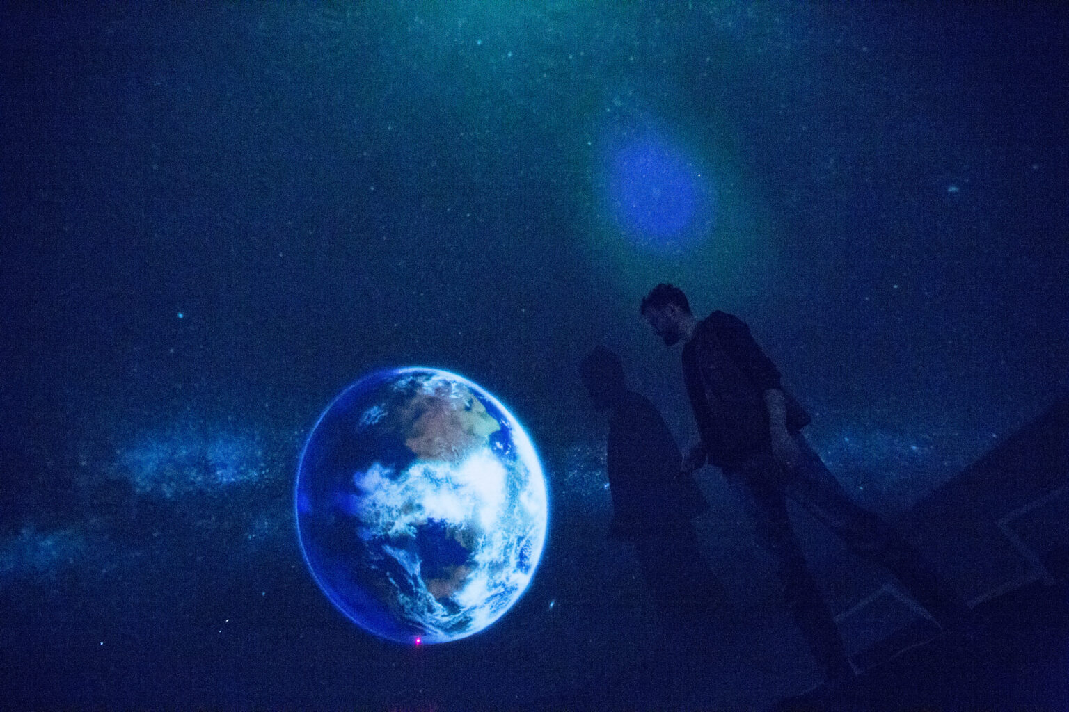 Blick auf die Erde in der Sternenkuppel des mobilen Planetariums