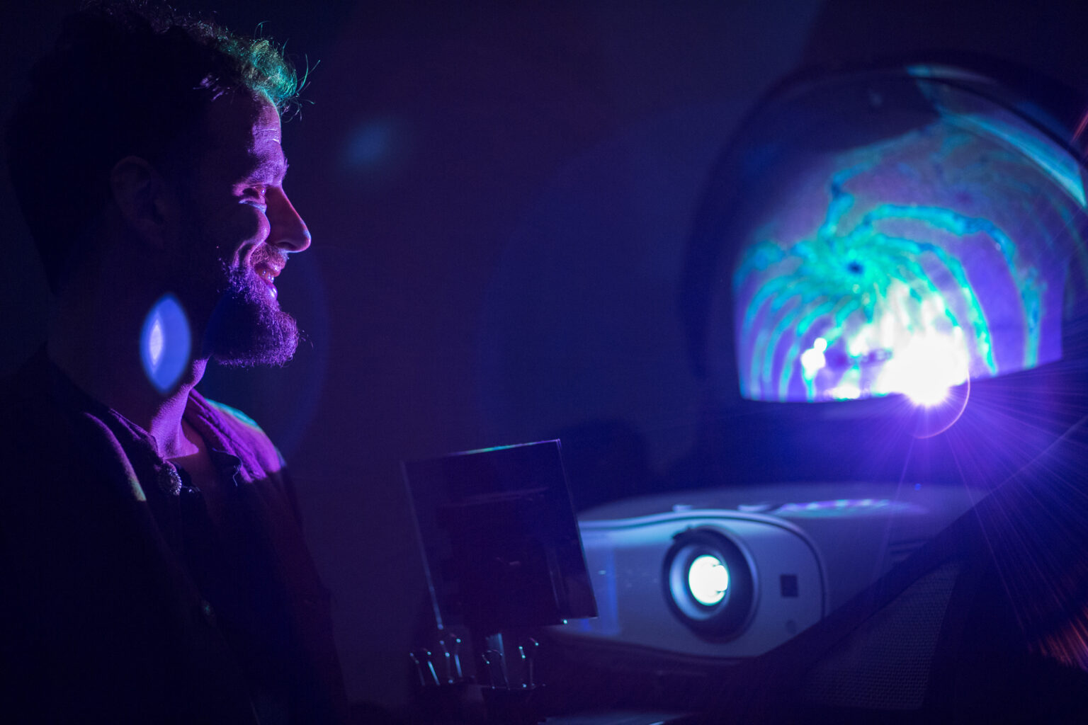 Thomas Strini am Projektor des mobilen Planetariums