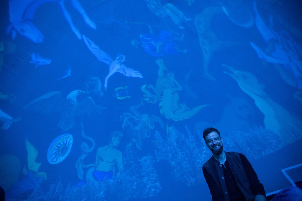Mag. Thomas Strini in einer blauen Sternenprojektion